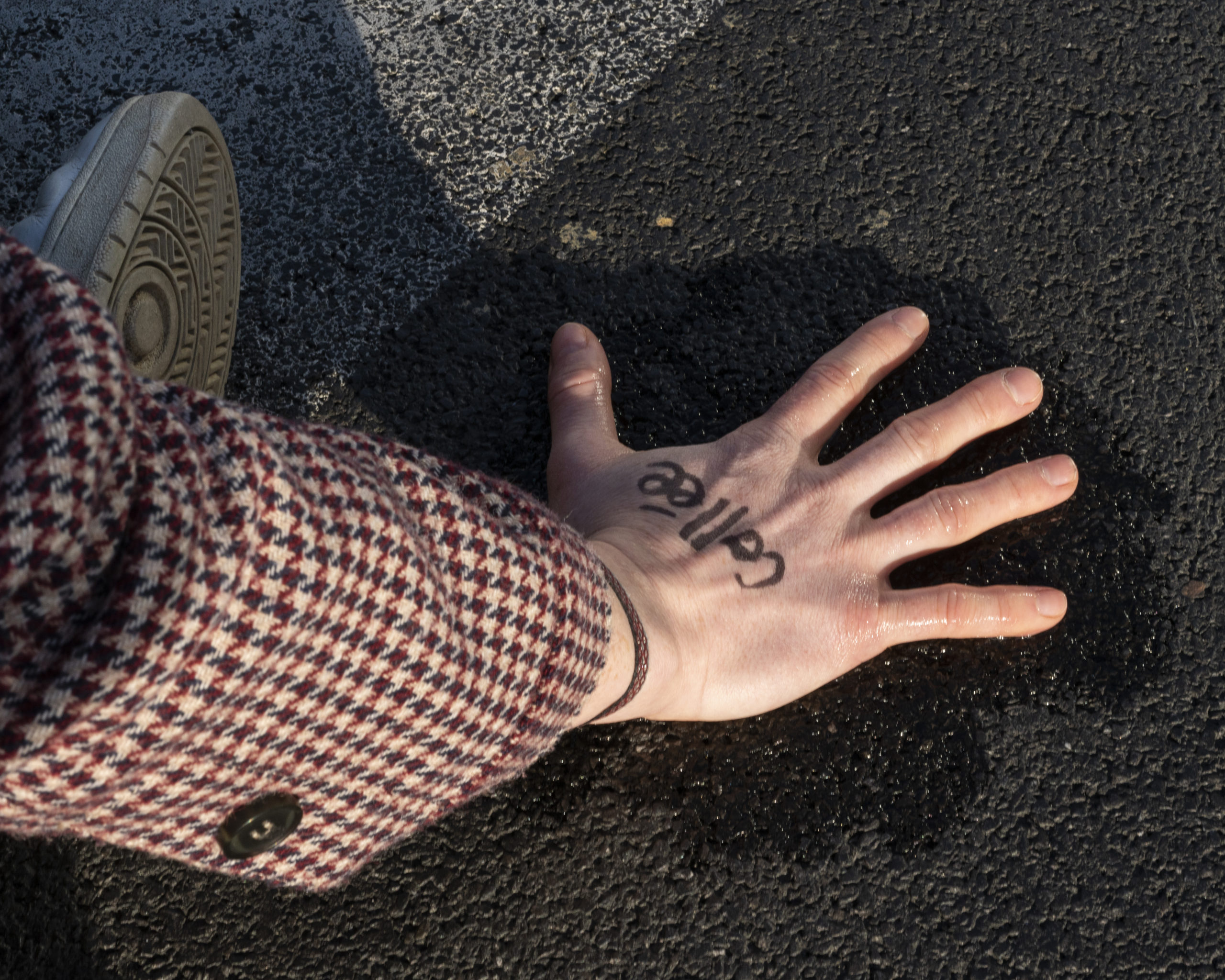 Sur les pavés, le collage