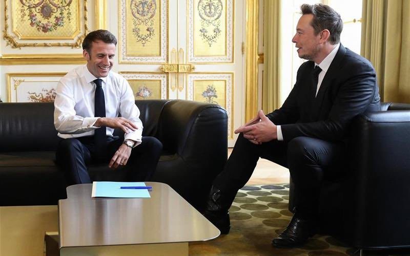 Pourquoi Macron se soumet-il devant Elon Musk ?