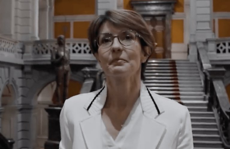 Mais pourquoi nos élus se mettent-ils pareillement en scène ?