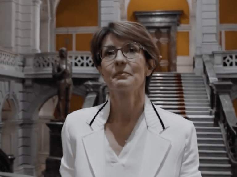 Mais pourquoi nos élus se mettent-ils pareillement en scène ?