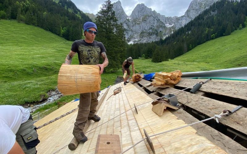 Les « marins des montagnes » naviguent sur leurs toits de tavillons