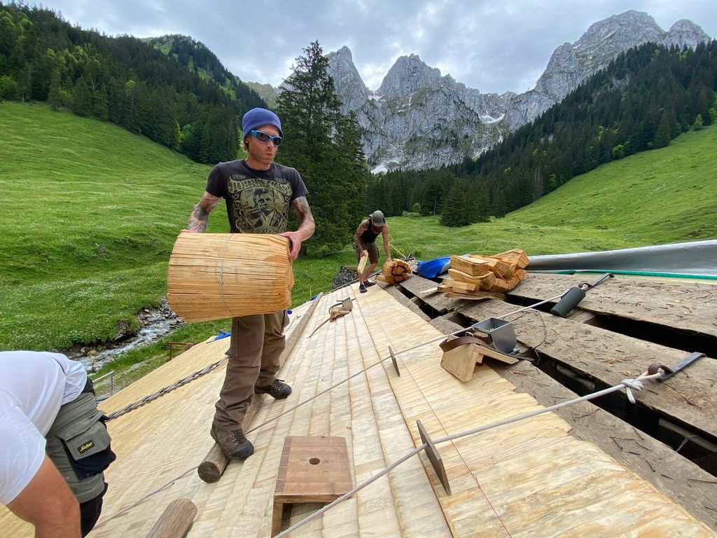 Les « marins des montagnes » naviguent sur leurs toits de tavillons