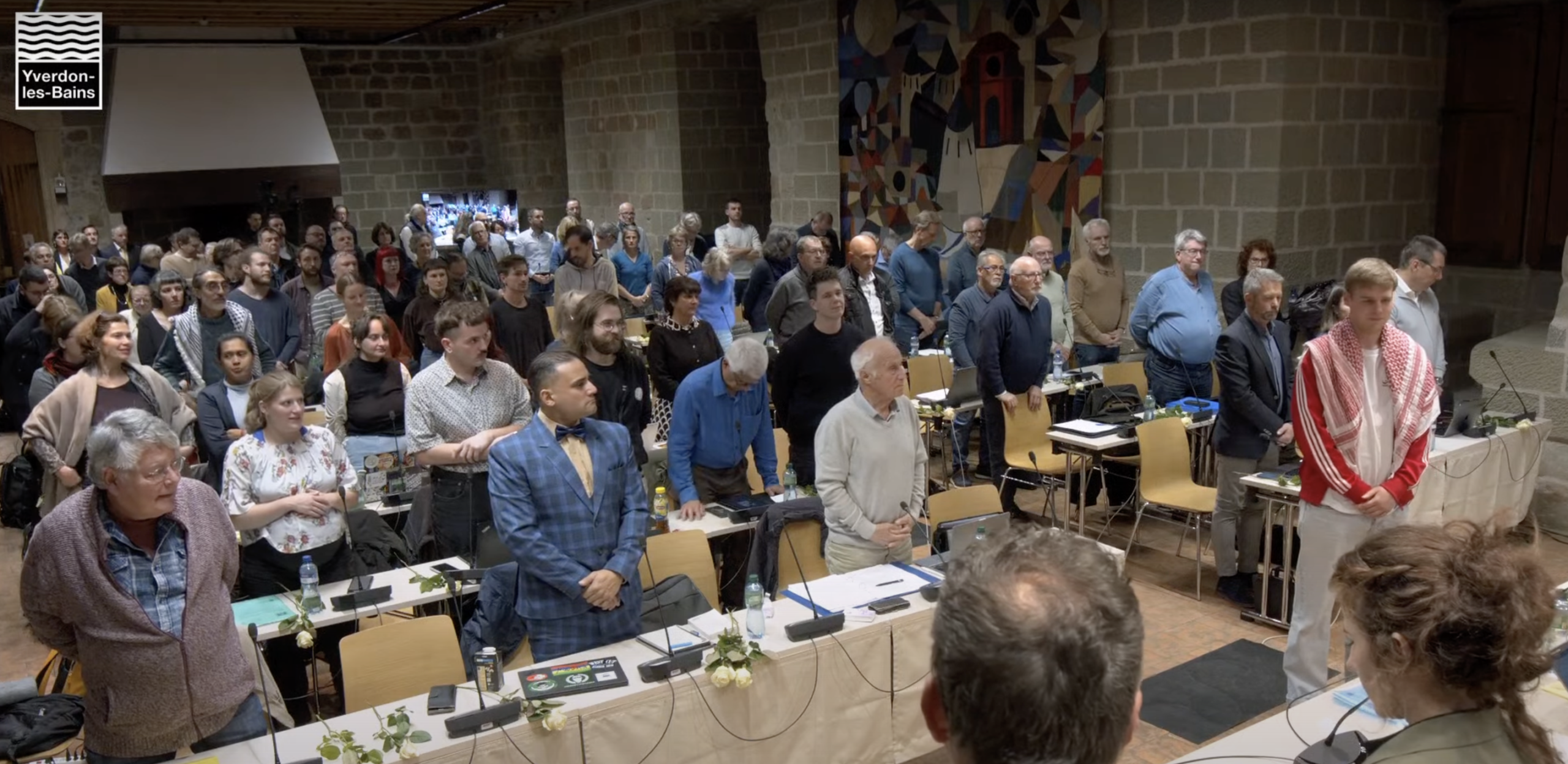 Il prête serment en veste de jogging et keffieh