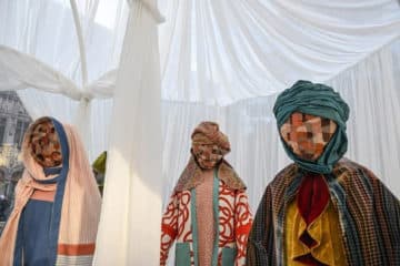 Quand le visage s’efface, le monde recule