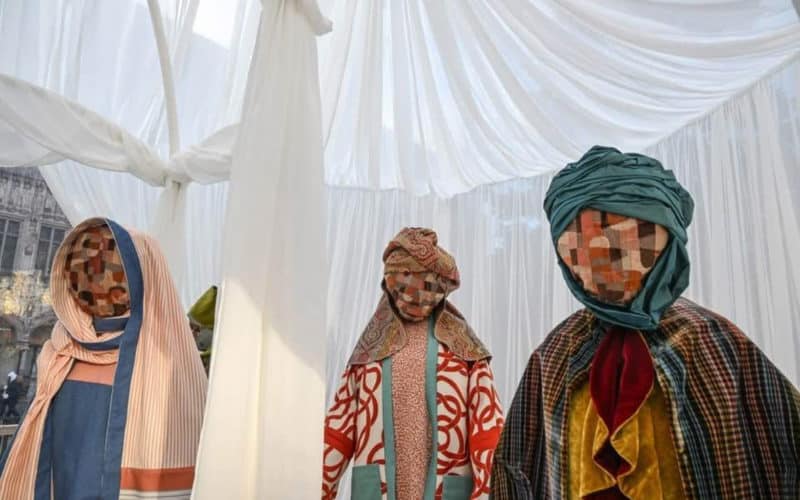 Quand le visage s’efface, le monde recule