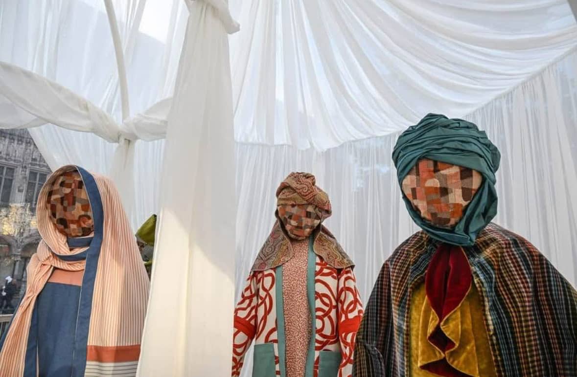 Quand le visage s’efface, le monde recule